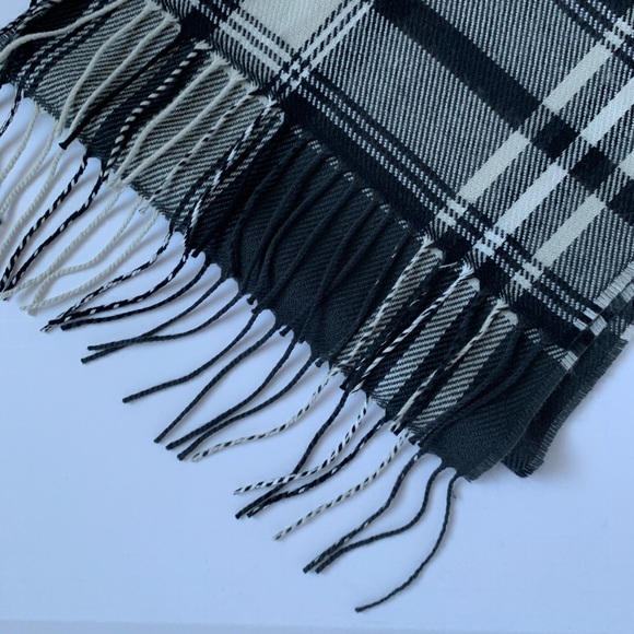 New Old Navy Men’s Plaid Scarf - Picture 7 of 7